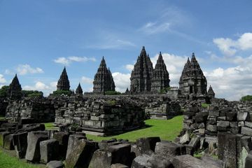 Kompleks Candi Prambanan adalah salah satu peninggalan sejarah kerajaan bercorak Hindu.