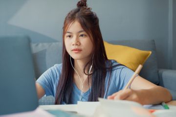 Pada buku Bahasa Inggris kelas 11 SMA terdapat soal menyusun paragraf berdasarkan dongeng 'The Goose Girl'.