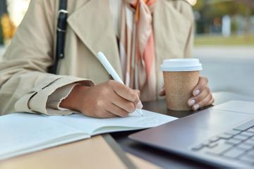 Jawab Soal Bahasa Indonesia Kelas X Kurikulum Merdeka, Teks Deskripsi Perusahaan dan Surat Penawaran No. 6-10