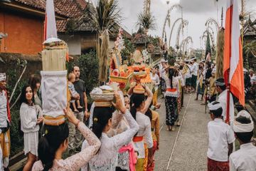 Contoh konstitusi tidak tertulis, salah satunya adalah adat istiadat.
