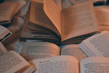Terdapat soal seputar menganalisis karakter, latar tempat, dan latar waktu teks dongeng pada buku Bahasa Inggris Kurikulum Merdeka kelas XI (SMA) Unit 2.