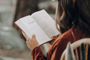 Terdapat soal menganalisis struktur teks deskripsi pada buku Bahasa Inggris kelas X edisi revisi 2016 Chapter, materi Let&rsquo;s Visit Niagara Falls.