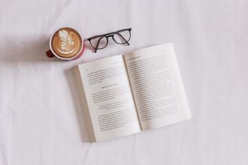 Terdapat soal menganalisis struktur teks deskripsi pada buku Bahasa Inggris kelas X edisi revisi 2016 Chapter, materi Let&rsquo;s Visit Niagara Falls.
