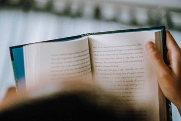 Terdapat soal menganalisis struktur teks deskripsi pada buku Bahasa Inggris kelas X edisi revisi 2016 Chapter, materi Let&rsquo;s Visit Niagara Falls.