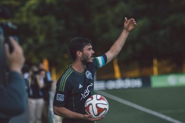 Bagaimana Cara Melakukan Lemparan ke Dalam atau Throw In dalam Sepak Bola?