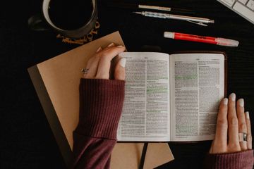 Majas hiperbola adalah majas yang melebih-lebihkan suatu pernyataan yang dalam bahasa Inggris disebut hyperbole.