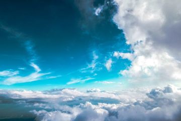 Awan dapat berwarna putih karena berasal dari uap es yang menjadi es kristal dan menyebarkan tujuh panjang gelombang, yang apabila disatukan akan menjadi putih.
