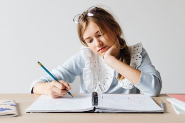 Terdapat soal seputar surat lamaran kerja pada buku Bahasa Inggris kelas XII (SMA) edisi revisi 2018 Chapter 4.