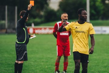 Ada sejarah panjang di balik penggunaan kartu merah dan kartu kuning oleh wasit di dalam dunia sepak bola.