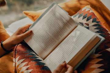 Terdapat soal Bahasa Inggris kelas XII (SMA) edisi revisi 2018 Chapter 3, task 5, dialog 2 halaman 37, materi Creating Captions.