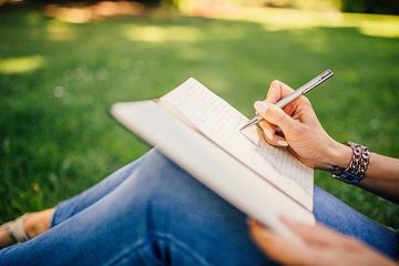 Terdapat soal mencari perbedaan dan persamaan pada buku Bahasa Inggris kelas X edisi revisi 2016 Chapter 4 halaman 60 grammar review task 4.