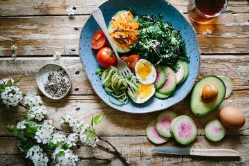 Terdapat transkrip teks percakapan pada buku Bahasa Inggris Kurikulum Merdeka kelas X (SMA) Chapter IV halaman 82, Task 1, materi Healthy Food.