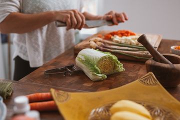 Terdapat soal menyebutkan kosakata berhubungan dengan cooking, pada buku Bahasa Inggris kelas XII Chapter 8 halaman 110, pada Warmer: Board Race: