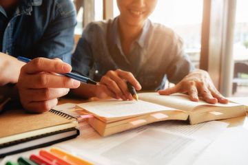Dalam buku Kurikulum Merdeka English for Nusantara kelas VII halaman 123, terdapat soal yang membahas tentang penggunaan verb dalam kalimat.