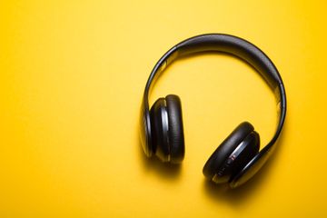 Terdapat soal pilihan ganda teks listening pada buku Bahasa Inggris Kurikulum Merdeka kelas XI (SMA) Concluding Section 1, halaman 110-111.