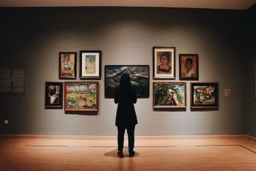 Galeri merupakan salah satu tempat mengapresiasi karya seni rupa.