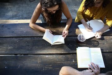 Terdapat soal reflection pada Bahasa Inggris kelas X edisi revisi 2016 Chapter 8 halaman 119, materi My Idol.