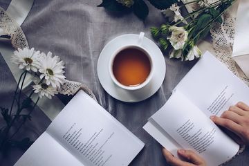 Terdapat soal seputar majas pada puisi berjudul 'Nyanyian Grimis' dalam buku Bahasa Indonesia kelas X Kurikulum Merdeka, Bab 6, halaman 179.