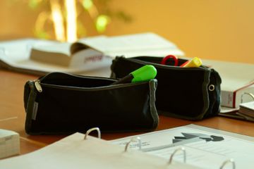 Terdapat soal-soal yang membahas tentang procedure text DIY project membuat tempat pensil di buku Bahasa Inggris Kurikulum Merdeka kelas VII.