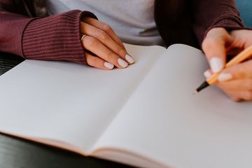 Terdapat soal berdasarkan teks 'Bawang Mewah and Bawang Putih' buku Bahasa Inggris Kurikulum Merdeka kelas XI (SMA) Concluding Section 1, halaman 116.