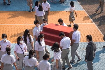 Membantu teman yang kesulitan merupakan salah satu contoh perilaku sesuai norma di sekolah.
