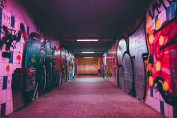 Terdapat soal materi Graffiti pada buku Bahasa Inggris Kurikulum Merdeka kelas X (SMA) Chapter V halaman 112-113, Task 3 Part B.