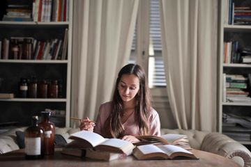 Terdapat soal Bahasa Inggris Kurikulum Merdeka kelas X (SMA) Chapter VI halaman 133, Task 1 part C, listening, materi Fractured Stories.