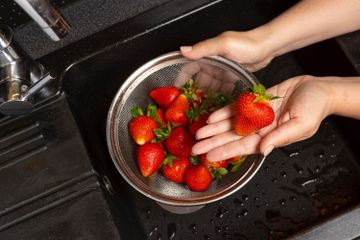 Ada beberapa bahan sederhana yang dapat digunakan untuk membersihkan buah stroberi supaya bebas dari pestisida dan bakteri.