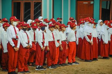 Terdapat soal mendeskripsikan gambar pada buku bahasa Inggris My Next Words for Elementary School kelas 4 SD, unit 1 halaman 8-11.