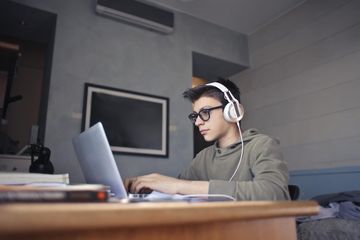 Terdapat soal listening, materi The Battle of Surabaya pada buku Bahasa Inggris kelas X edisi revisi 2016 Chapter 9 halaman 129.