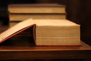 Pada buku Bahasa Indonesia Kurikulum Merdeka kelas VII, halaman 111, terdapat soal-soal yang membahas kosakata sulit pada teks Gerakan Pasukan Muda Pelindung Bumi.