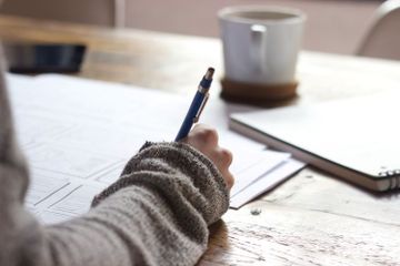 Majas personifikasi adalah gaya bahasa yang menunjukan seolah-olah benda mati memiliki sifat seperti manusia.