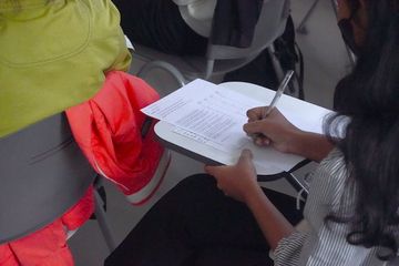 Terdapat soal seputar penggunaan simple present tense pada buku Bahasa Inggris Kurikulum Merdeka kelas XI (SMA) Unit 4 halaman 137, materi Analytical Exposition Text.