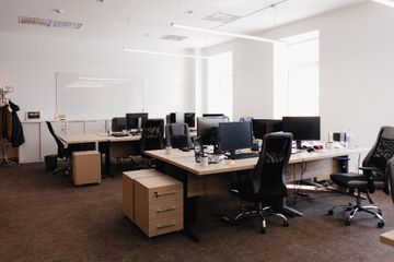 Ruangan di kantor dalam bahasa Inggris disebut dengan room in office building.