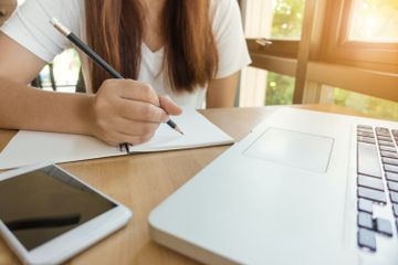 Soal-soal tentang class schedule dibahas di dalam buku Bahasa Inggris Kurikulum Merdeka kelas VII, halaman 165.