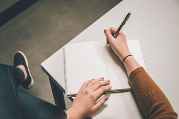 Teks eksplanasi merupakan teks yang menjelaskan proses terjadinya suatu fenomena atau kejadian.