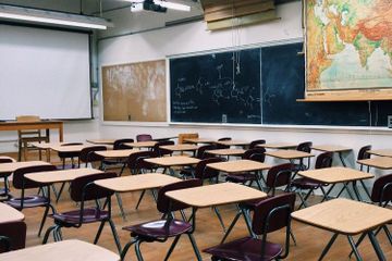 Ada soal-soal tentang merangkai kalimat tentang class schedule di dalam buku Bahasa Inggris Kurikulum Merdeka kelas VII halaman 116.