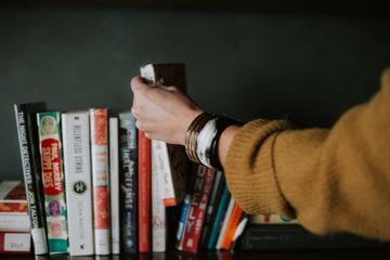 Terdapat materi vocabulary pada bagian reading buku Bahasa Inggris Kurikulum Merdeka kelas XI (SMA) Unit 5 halaman 149, materi Hortatory Exposition Text.