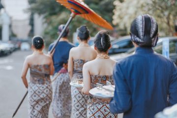 Keragaman budaya di Indonesia berwujud lagu daerah, tarian daerah, tradisi dan upacara, rumah dan kampung adat, serta senjata tradisional.