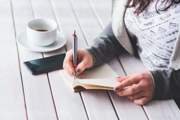 Adverb of frequency adalah kata keterangan yang digunakan untuk menunjukkan seberapa sering suatu peristiwa terjadi.