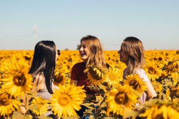 Perbedaan Penggunaan 'Girl', 'Woman', dan 'Female' dalam Bahasa Inggris