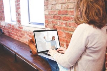 Ibu Ayu membuat sejumlah peraturan untuk kelas online-nya.