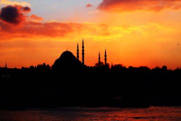 Terdapat enam agama di Indonesia, salah satunya agama Islam.