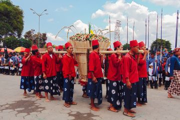 Tradisi lokal di Indonesia mencerminkan sejarah, identitas, dan warisan suatu masyarakat.