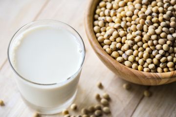 Susu kacang kedelai yang bermanfaat untuk mendukung tumbuh kembang anak bisa dibuat sendiri di rumah dengan beberapa langkah mudah.