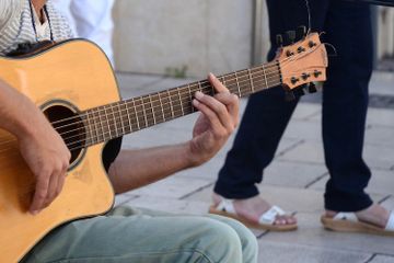 Lagu 'Si Patokaan' berasal dari Sulawesi Utara dan termasuk lagu anak-anak sekaligus lagu daerah.