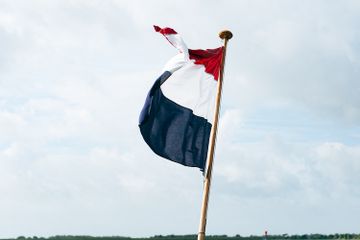 Perlawanan Pattimura di Saparua terjadi melawan Belanda yang menguasai Maluku.