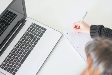 Pada buku Bahasa Inggris Kurikulum Merdeka kelas VII halaman 187, terdapat soal-soal fill the blank teks My Study Habit.