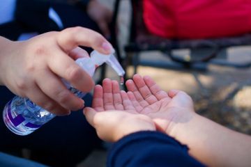 Teks prosedur dapat membahas apa saja, salah satunya teks 'Cara Membuat Hand Sanitizer