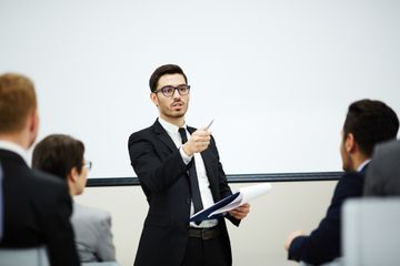 Contoh teks menjadi moderator dalam bahasa Inggris 